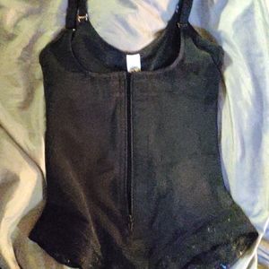 Black shape wear. Size L.